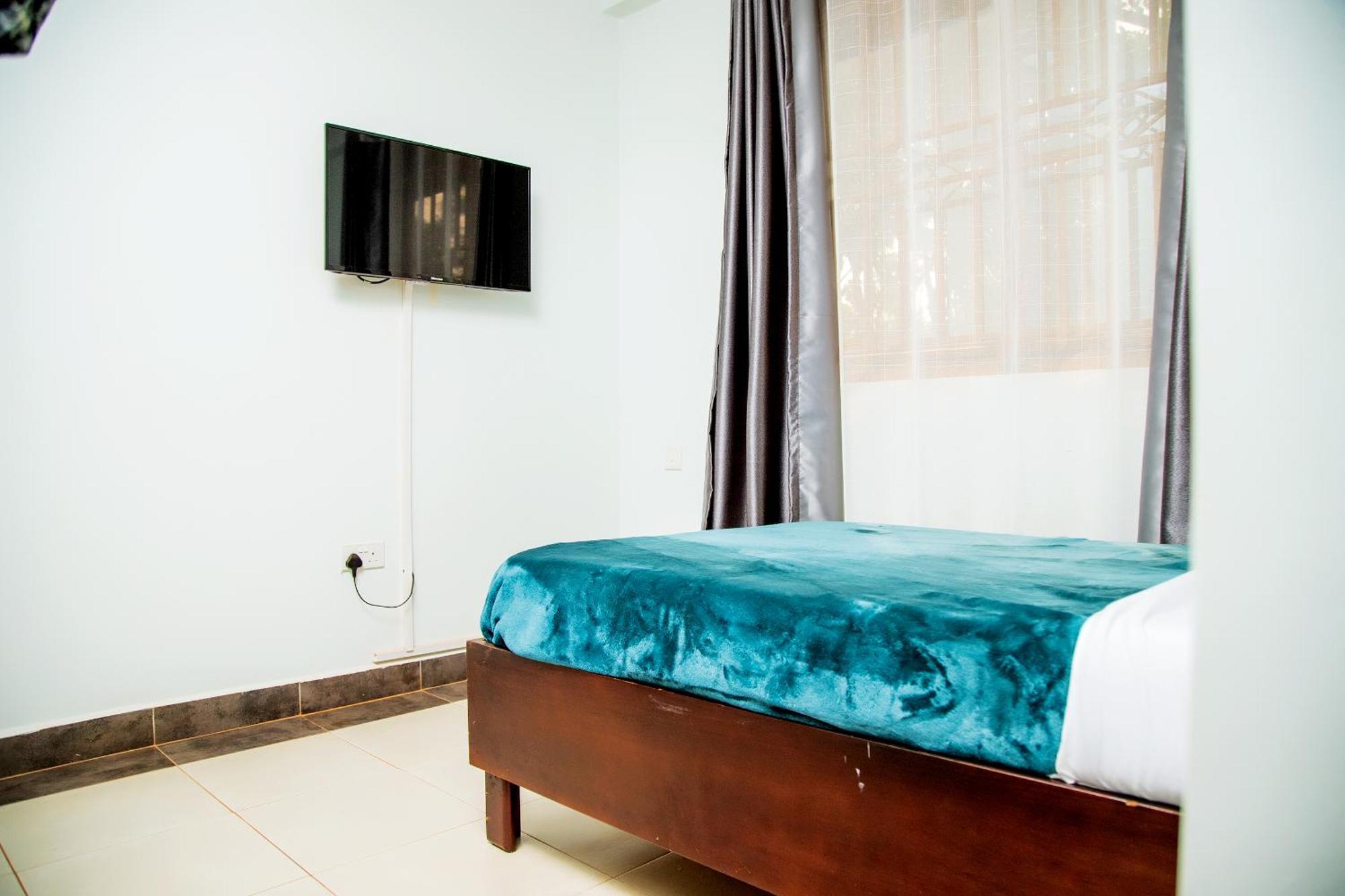 Blue Berries Hotel Entebbe Ngoại thất bức ảnh