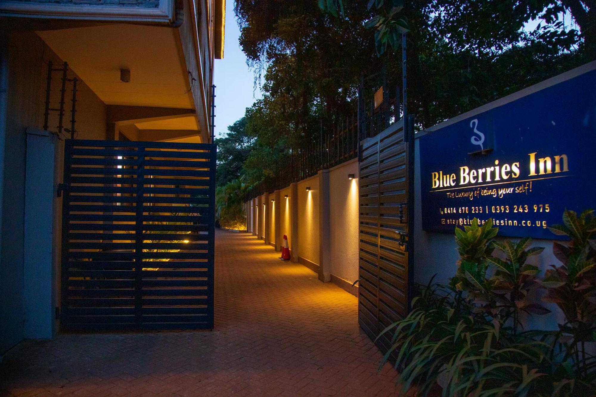 Blue Berries Hotel Entebbe Ngoại thất bức ảnh