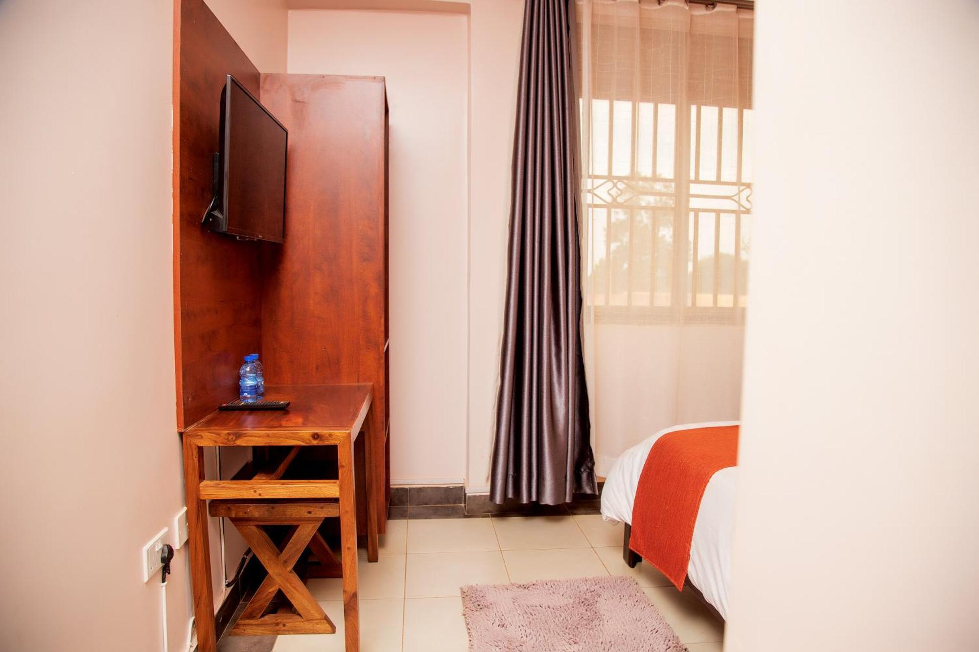 Blue Berries Hotel Entebbe Ngoại thất bức ảnh
