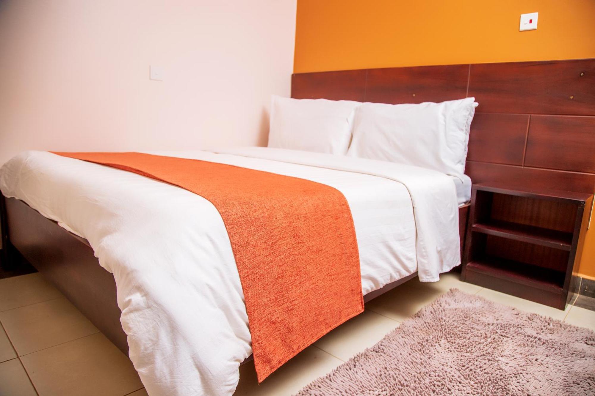 Blue Berries Hotel Entebbe Ngoại thất bức ảnh